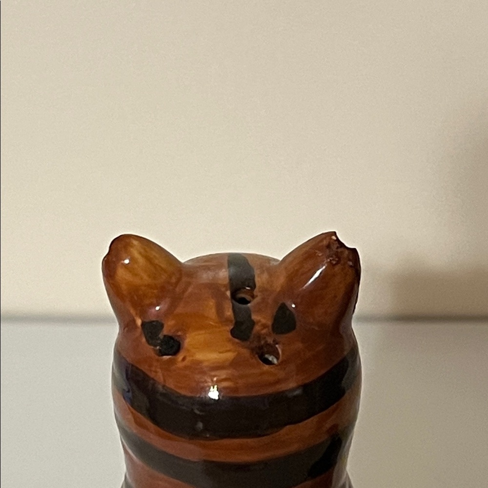 Vintage Cat Salt and Pepper Shakers. Tabby cat and black and white cat. - Picture 5 of 6